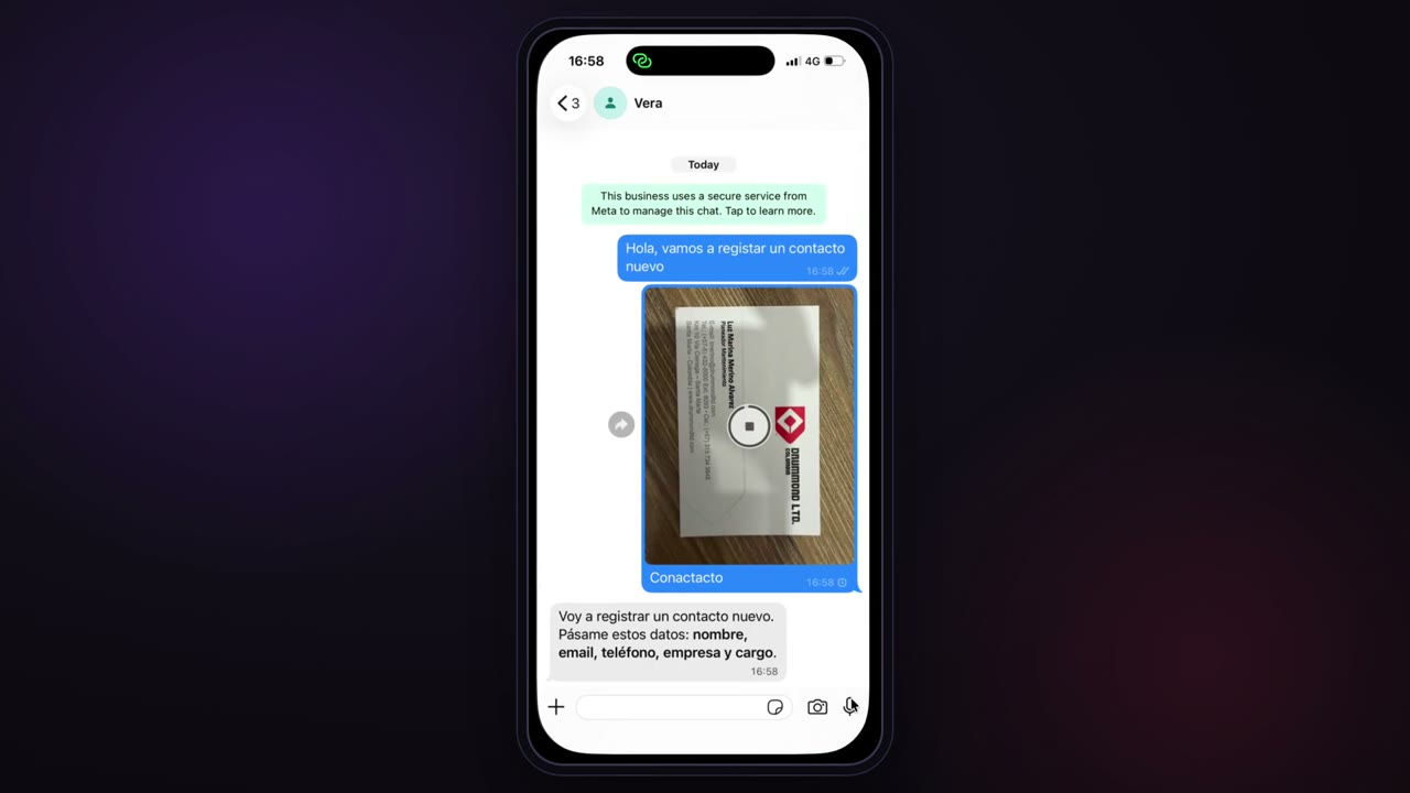 Una tarjeta de presentación enviada a Vera por WhatsApp y su respuesta