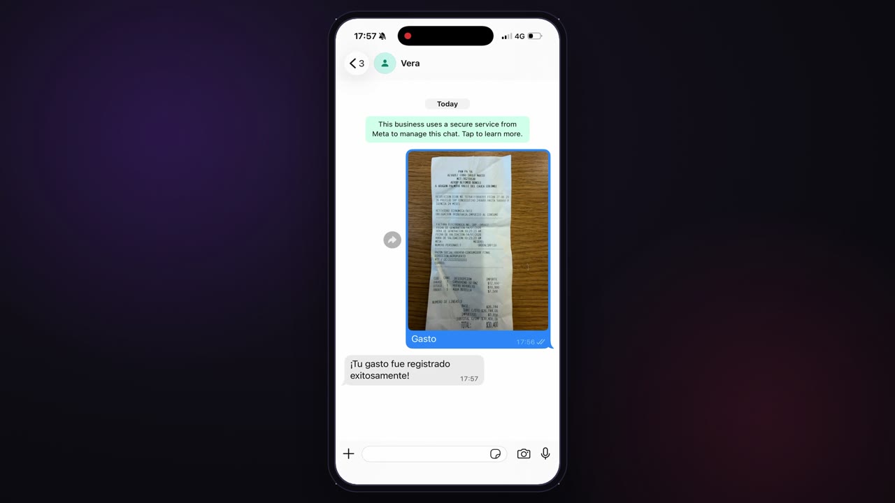Un recibo enviado a Vera por WhatsApp y la confirmación del gasto registrado
